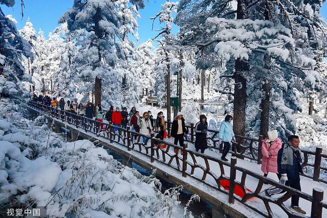 四川多个景区门票售罄、游客量饱和，春节前三天门票收入恢复至疫情前75%